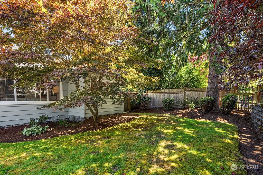Photo of 9512 40th Avenue NE, Seattle, WA 98115 (MLS # 2268071)