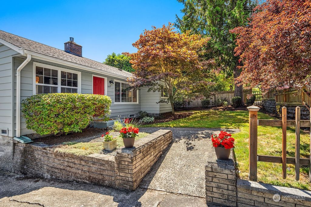 Photo of 9512 40th Avenue NE, Seattle, WA 98115 (MLS # 2268071)