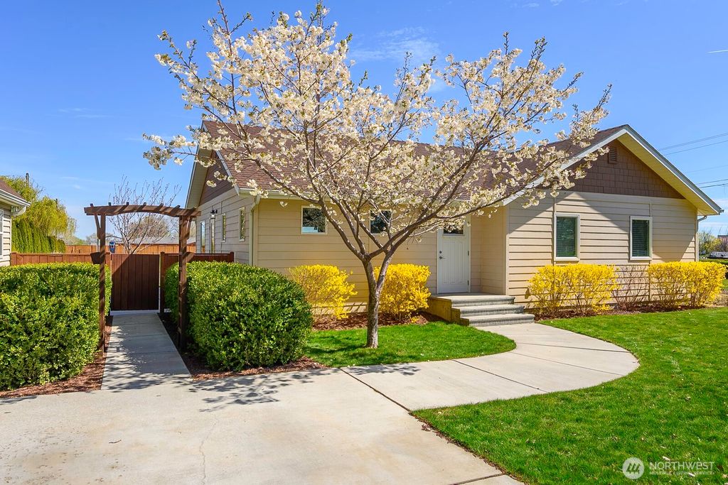 Photo of 2143 NE Valley Road Rd, Moses Lake, WA 98837 (MLS # 2505110)