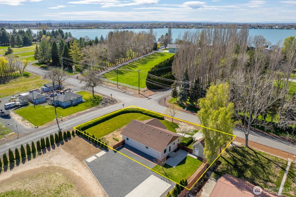 Photo of 2143 NE Valley Road Rd, Moses Lake, WA 98837 (MLS # 2505110)