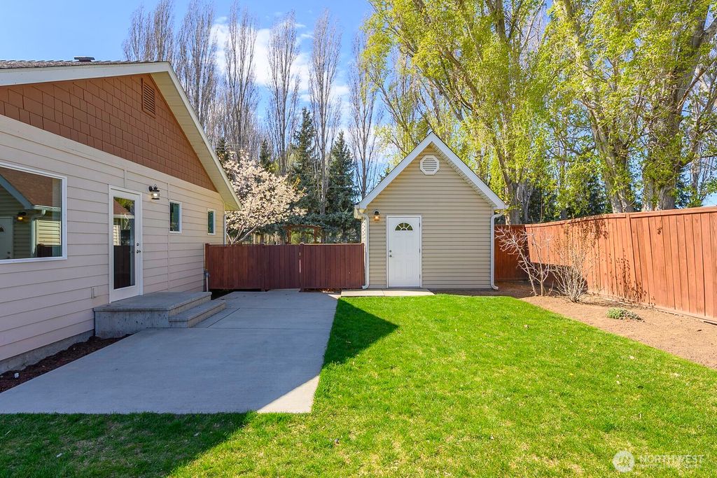 Photo of 2143 NE Valley Road Rd, Moses Lake, WA 98837 (MLS # 2505110)