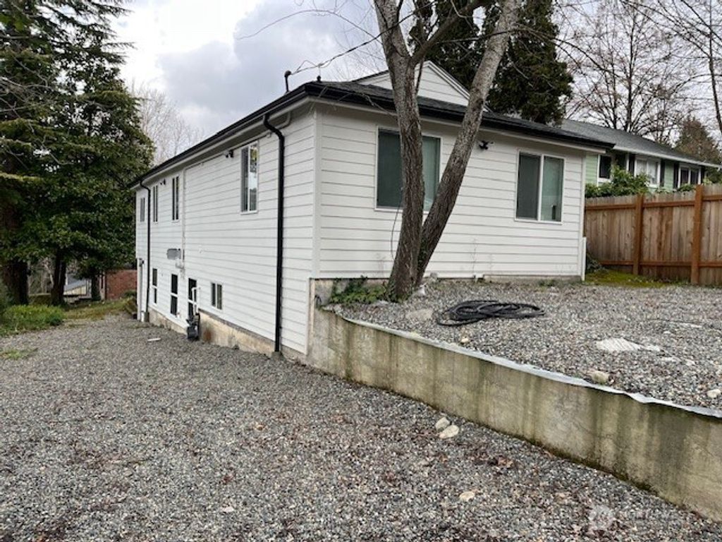 Photo of 900 NE 105th St, Seattle, WA 98125 (MLS # 2489052)