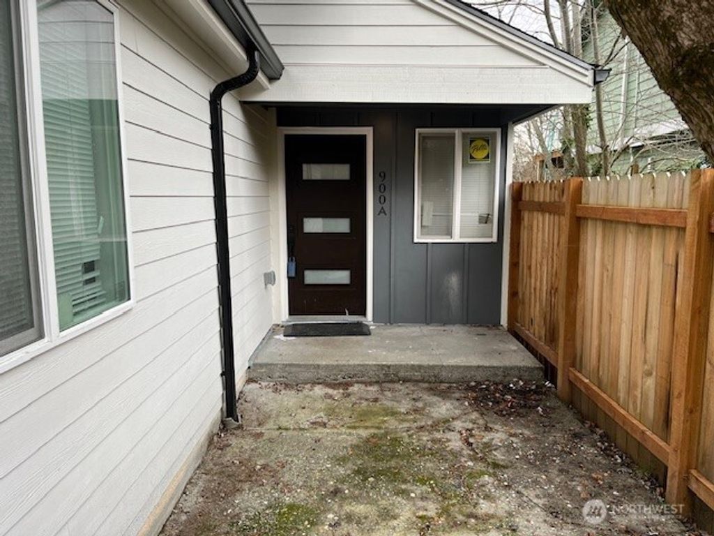 Photo of 900 NE 105th St, Seattle, WA 98125 (MLS # 2489052)