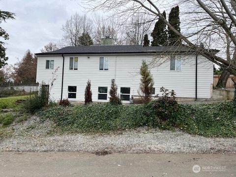 Photo of 900 NE 105th St, Seattle, WA 98125 (MLS # 2489052)