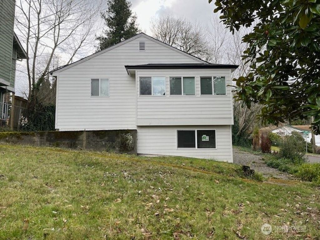 Photo of 900 NE 105th St, Seattle, WA 98125 (MLS # 2489052)