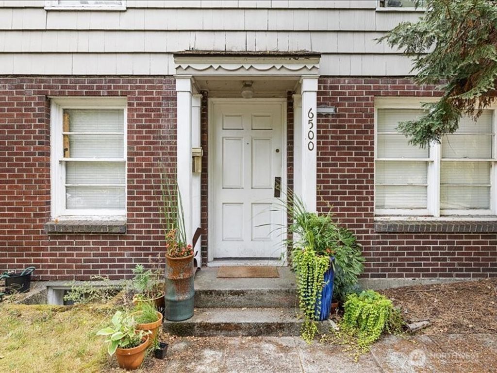 Photo of 1902 NE 65th Street, Seattle, WA 98115 (MLS # 2451283)