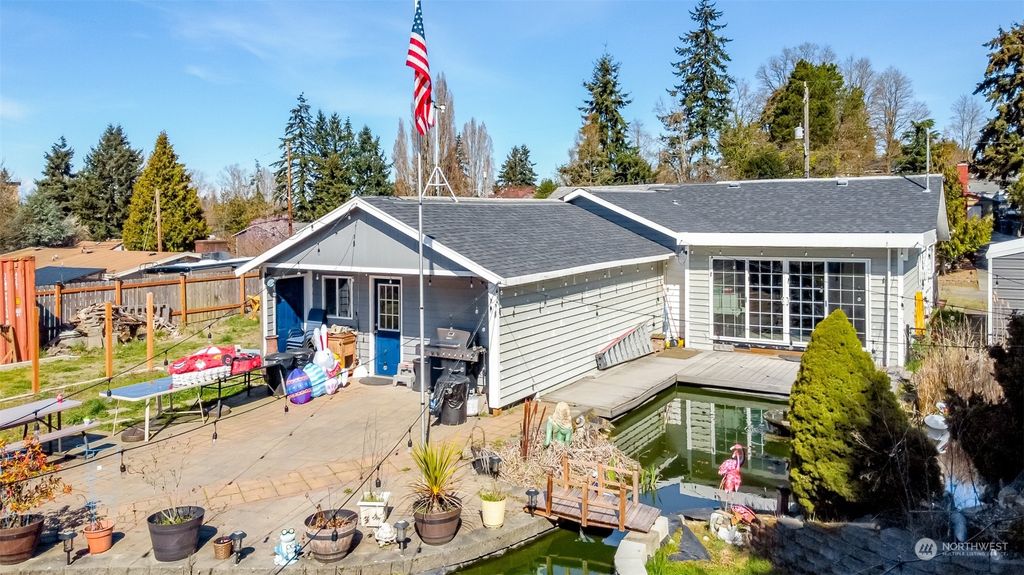 Photo of 905 SW 106th Street, Seattle, WA 98146 (MLS # 2139249)