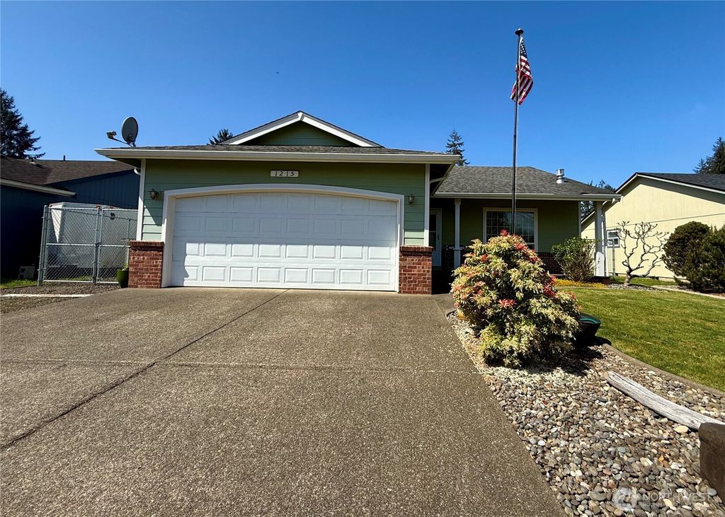 Photo of 1215 S Evans Street, Aberdeen, WA 98520 (MLS # 2510127)