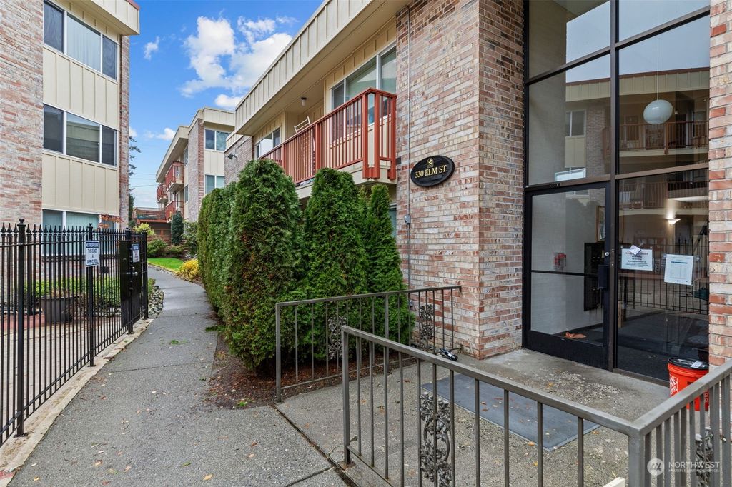 Photo of 330 Elm Street #302, Everett, WA 98203 (MLS # 2184505)