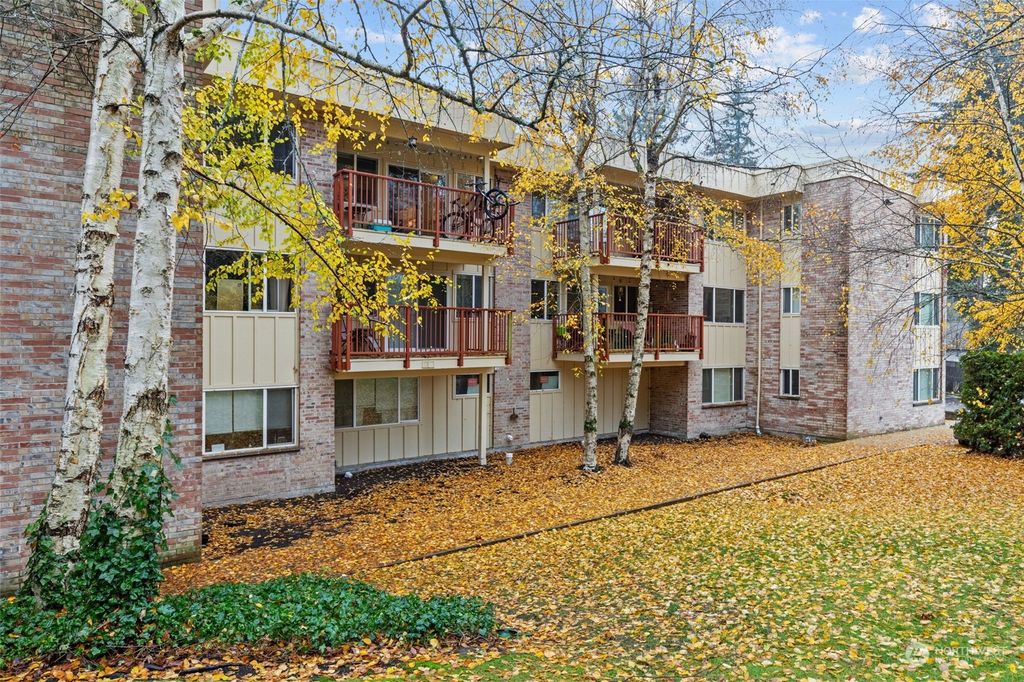 Photo of 330 Elm Street #302, Everett, WA 98203 (MLS # 2184505)