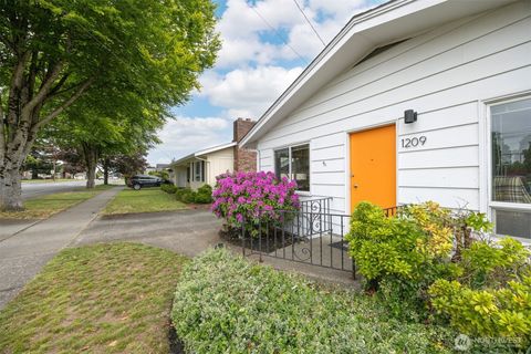 Photo of 1209 Grover Street, Lynden, WA 98264 (MLS # 2525778)