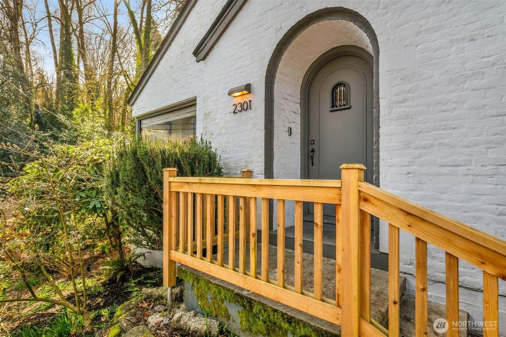 Photo of 2301 Delmar Drive E, Seattle, WA 98102 (MLS # 2539545)
