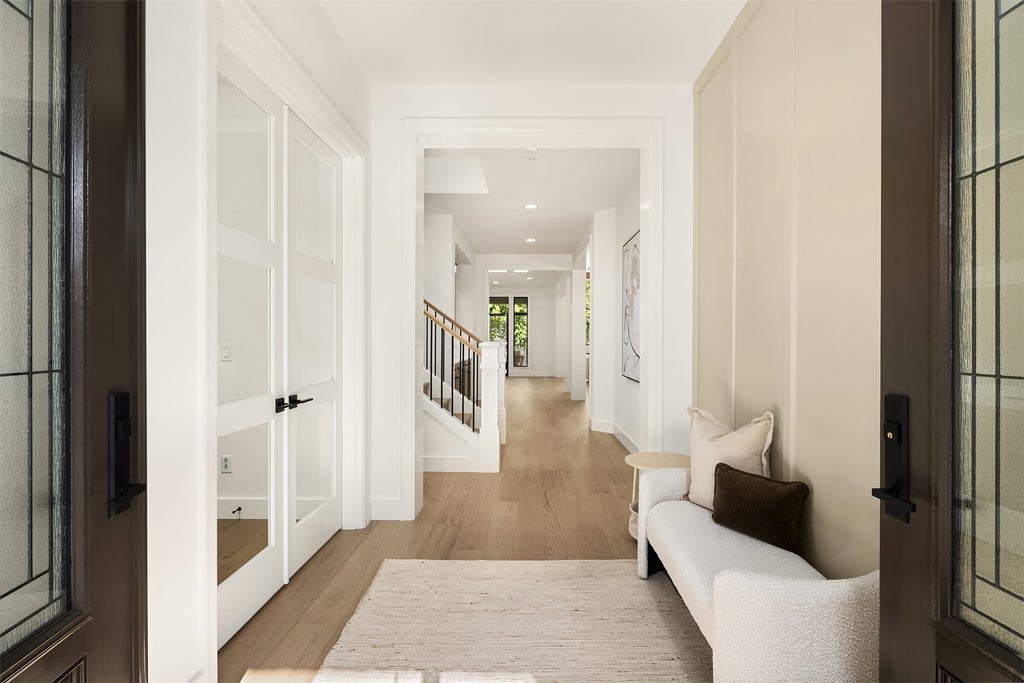 Photo of 14018 NE 6th Place, Bellevue, WA 98007 (MLS # 2599327)