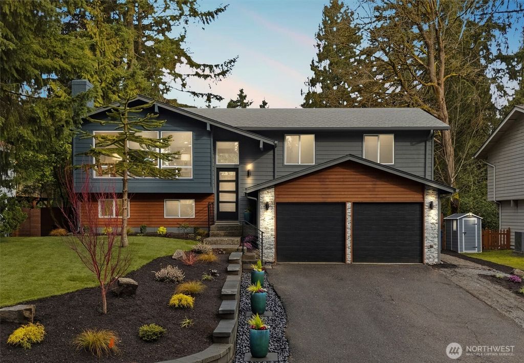 Photo of 10500 NE 136th Place, Kirkland, WA 98034 (MLS # 2476204)