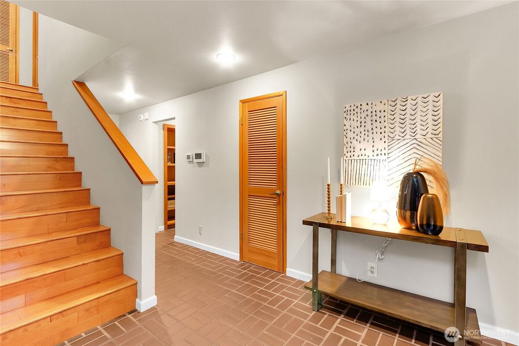 Photo of 11611 73rd Place NE, Kirkland, WA 98034 (MLS # 2355754)