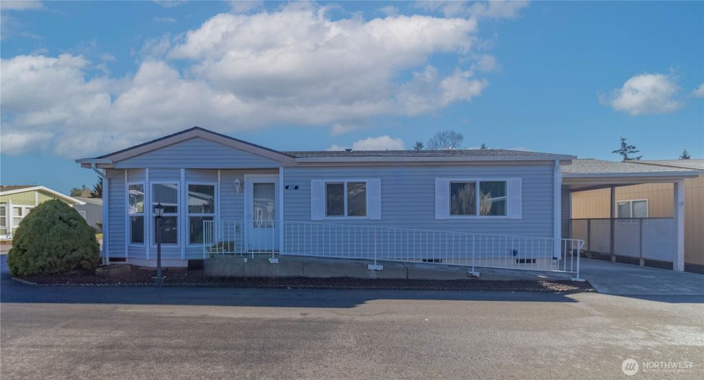 Photo of 2611 S 288th St St #38, Federal Way, WA 98003 (MLS # 2479638)