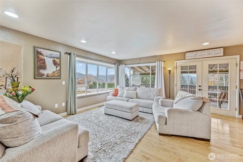 Photo of 809 N Kenroy Terrace, East Wenatchee, WA 98802 (MLS # 2459085)