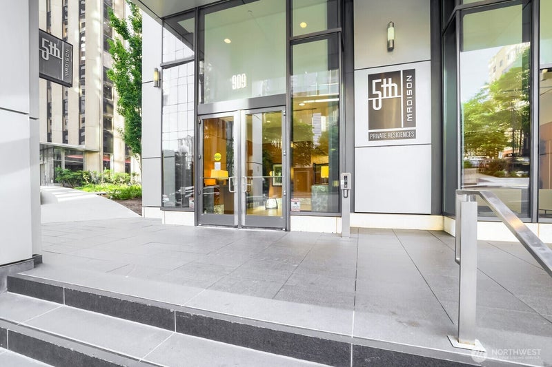 909 5th Avenue 1103