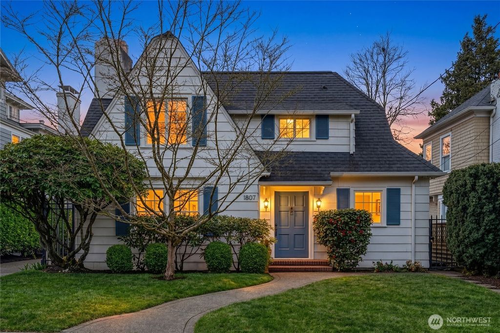 Photo of 1807 Federal Avenue E, Seattle, WA 98102 (MLS # 2495102)