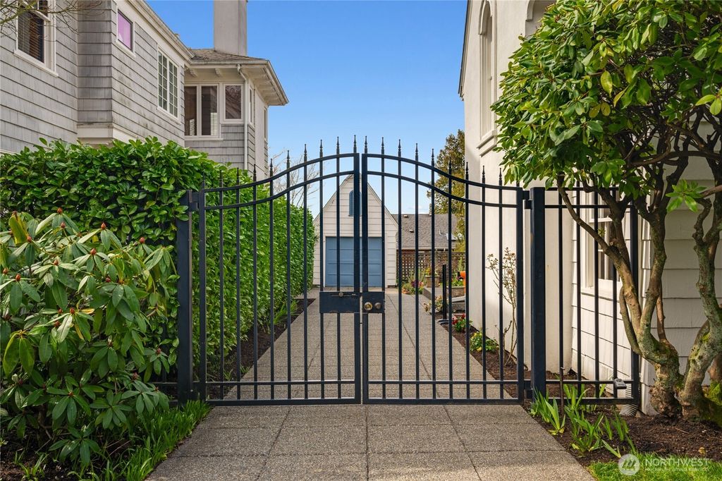 Photo of 1807 Federal Avenue E, Seattle, WA 98102 (MLS # 2495102)