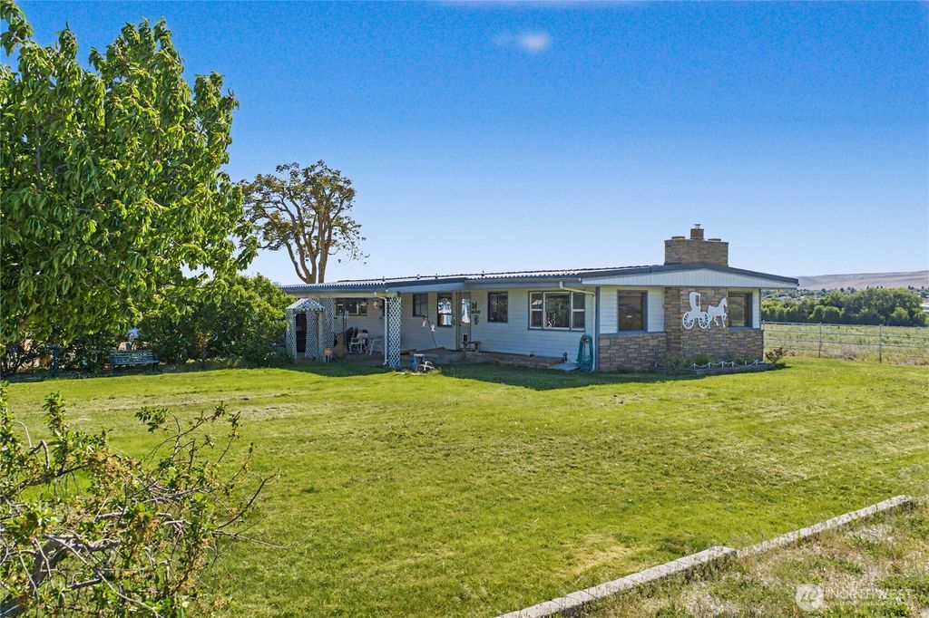 Photo of 721 Rd 20 NE, Soap Lake, WA 98851 (MLS # 2519056)