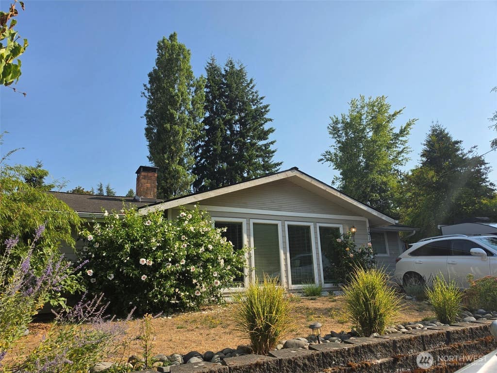 Photo of 1032 NE 180th ST, Shoreline, WA 98155 (MLS # 2563232)
