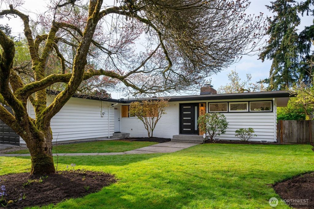 Photo of 6613 NE 191st Street, Kenmore, WA 98028 (MLS # 2361450)