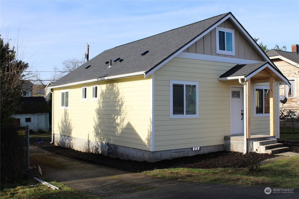 Photo of 1314 Maple Street, Everett, WA 98201 (MLS # 2028084)