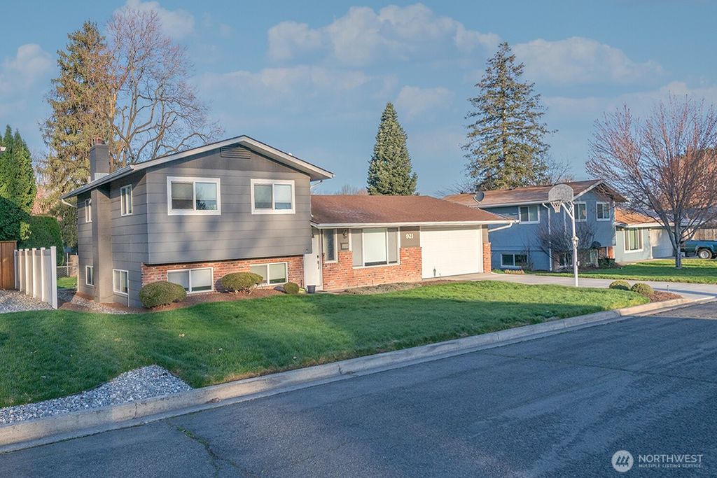 Photo of 921 Shasta Drive, Walla Walla, WA 99362 (MLS # 2492804)