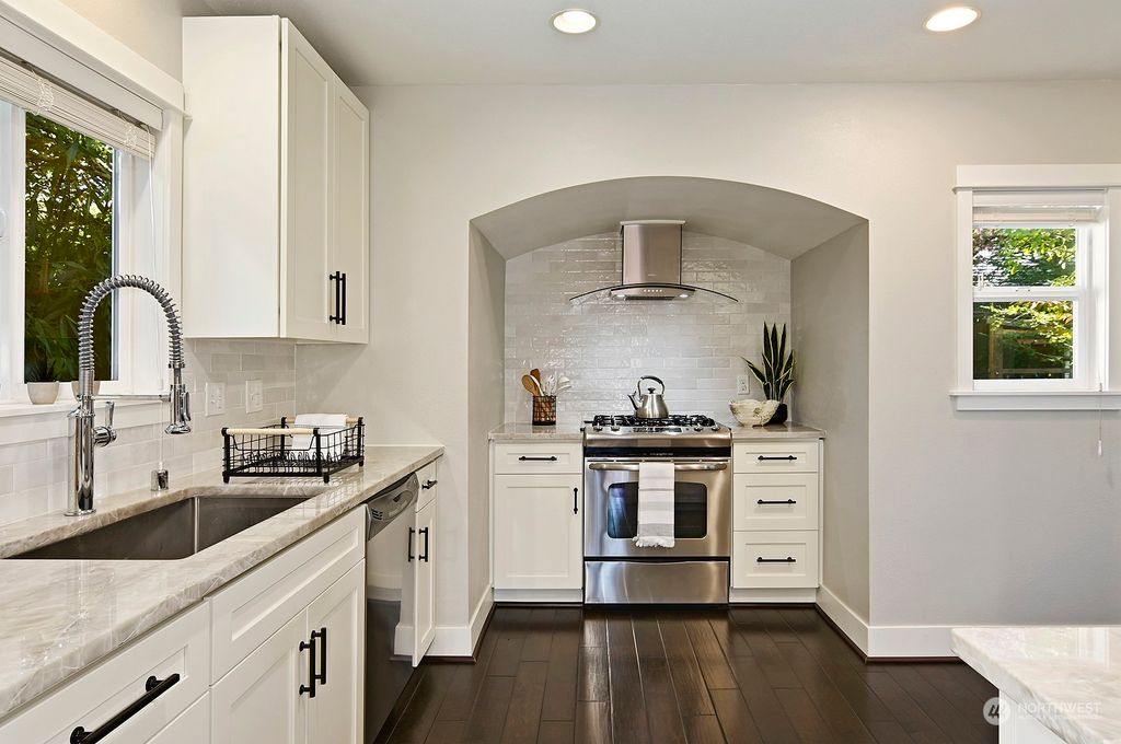 Photo of 6220 25th Avenue NE, Seattle, WA 98115 (MLS # 2179879)