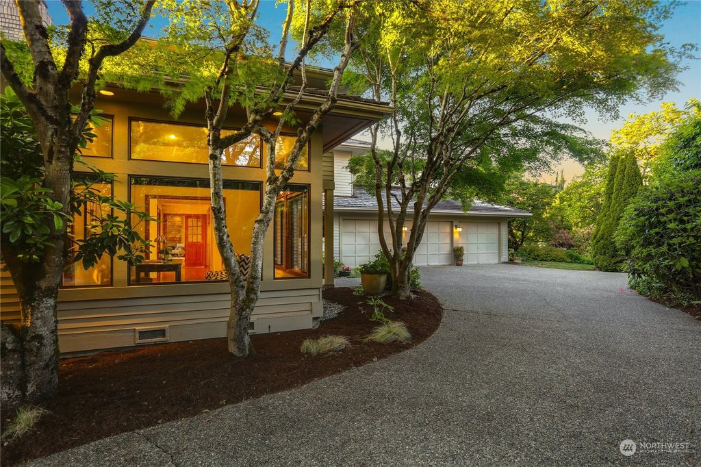 Photo of 9636 NE 30th Place, Clyde Hill, WA 98004 (MLS # 2077702)