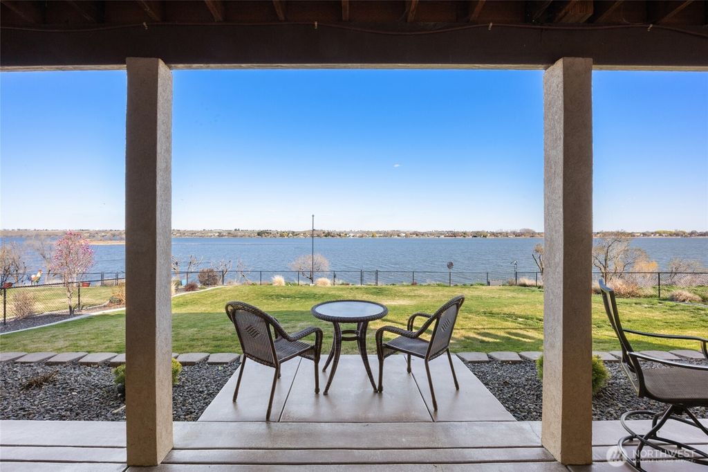 Photo of 4065 NE Edwards Drive, Moses Lake, WA 98837 (MLS # 2498590)