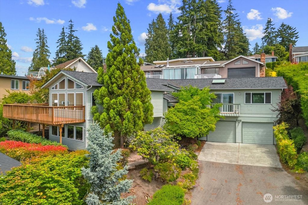 Photo of 809 Spruce Place, Edmonds, WA 98020 (MLS # 2549797)