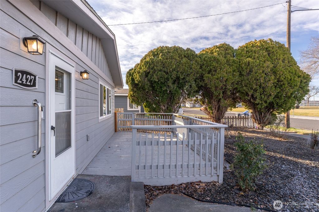 Photo of 2427 W Texas Street, Moses Lake, WA 98837 (MLS # 2481939)