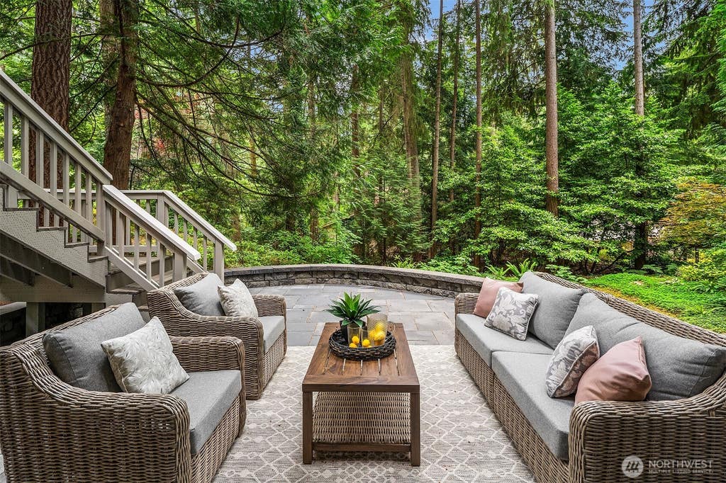 Photo of 12833 NE 35th Place, Bellevue, WA 98005 (MLS # 2528311)