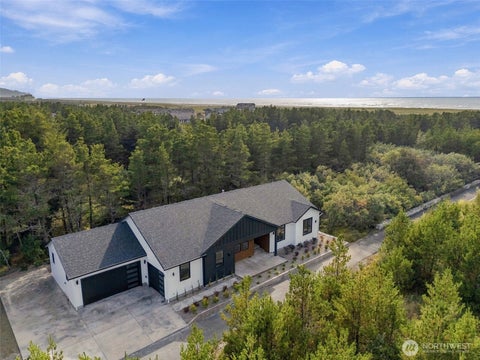 Photo of 703 Shoreview Drive N, Long Beach, WA 98631 (MLS # 2513016)