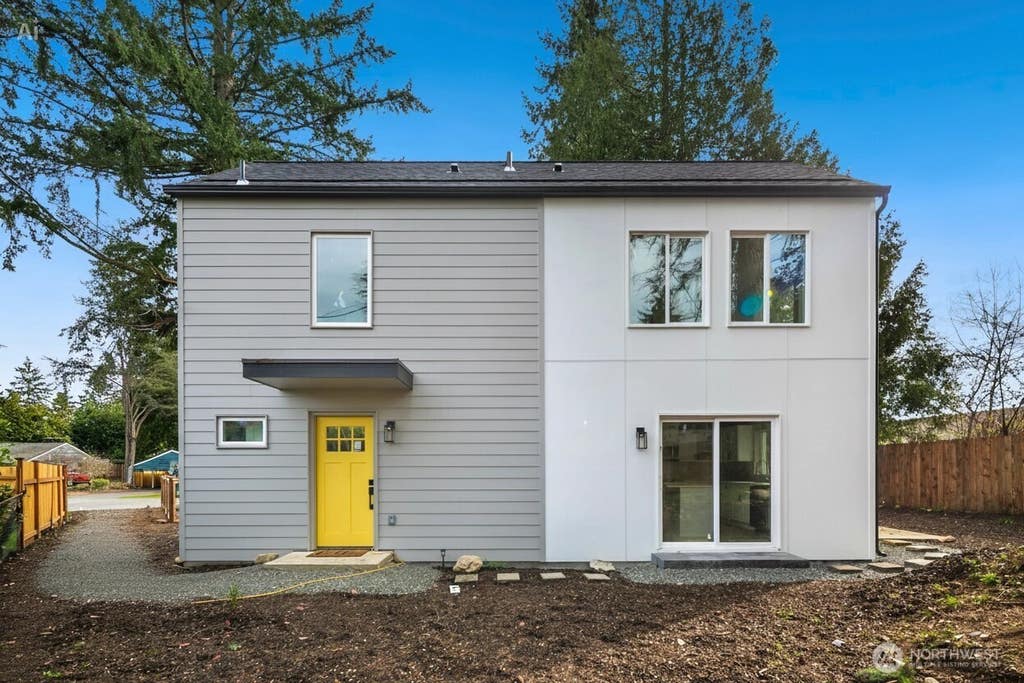 Photo of 1404 N 136th Street, Seattle, WA 98125 (MLS # 2572304)