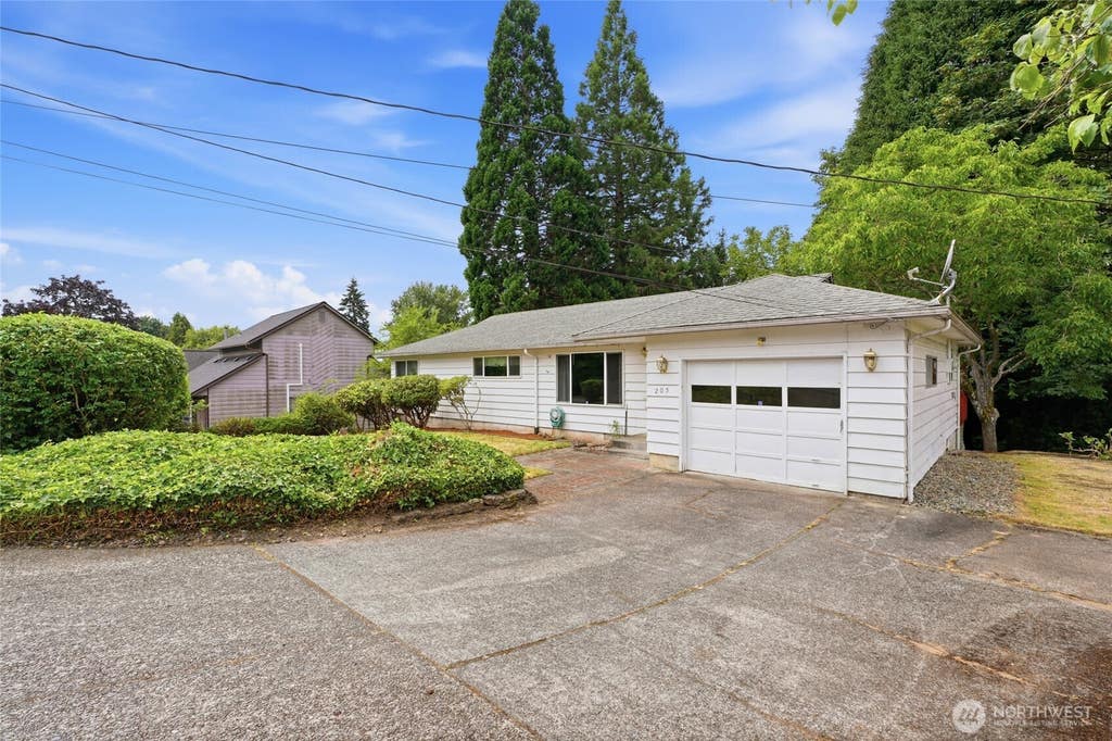 Photo of 205 N 21st Avenue, Kelso, WA 98626 (MLS # 2553468)