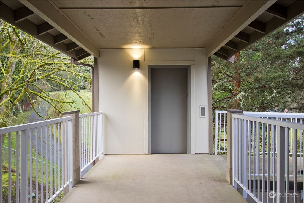 Photo of 210 Mt Park Boulevard SW #F303, Issaquah, WA 98027 (MLS # 2188705)