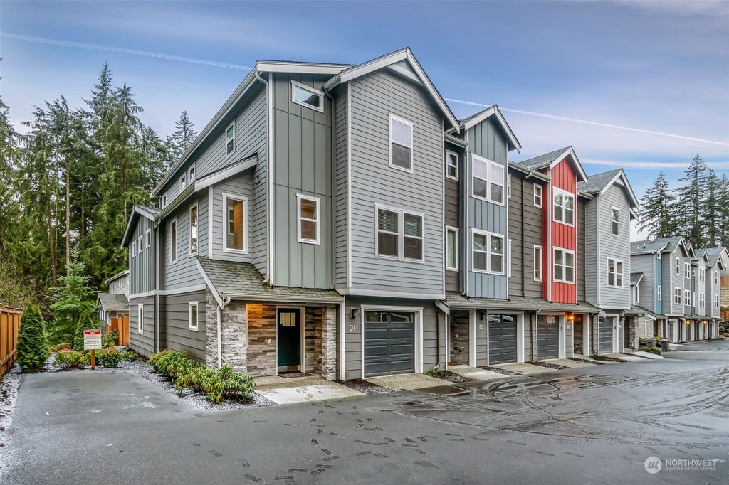 Photo of 18901 12TH PL Pl W #D1, Lynnwood, WA 98036 (MLS # 2192333)