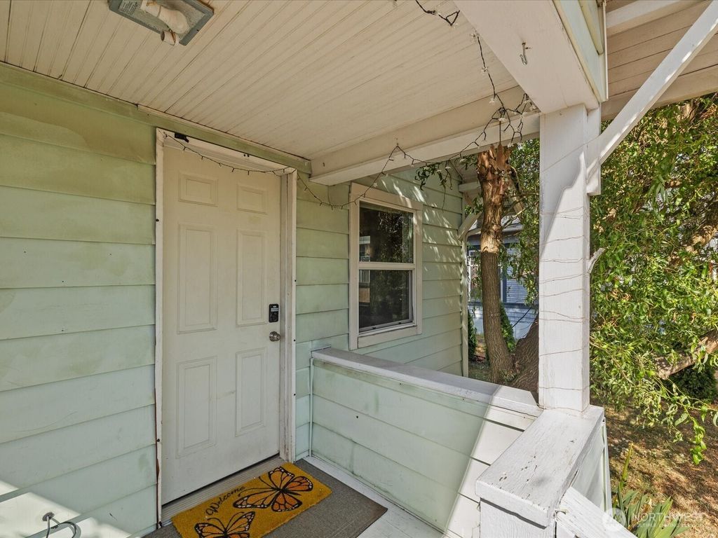 Photo of 1609 2nd Street, Marysville, WA 98270 (MLS # 2417093)