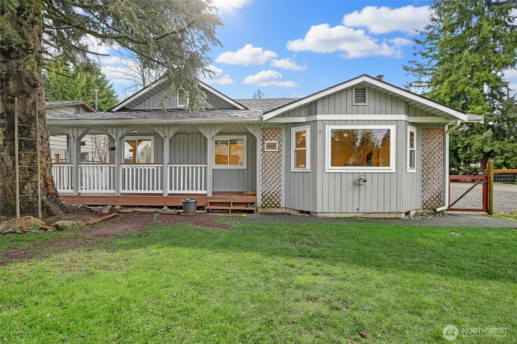 Photo of 208 W Galena Street, Granite Falls, WA 98252 (MLS # 2446844)