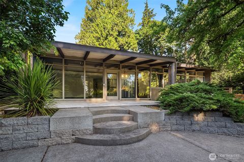 Photo of 2851 Evergreen Point Rd RD, Medina, WA 98039 (MLS # 2542071)