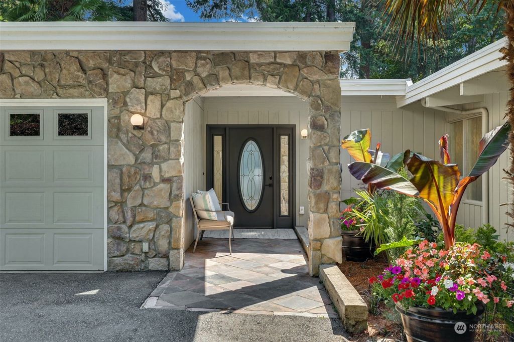 Photo of 2837 Evergreen Point Road, Medina, WA 98039 (MLS # 2135465)