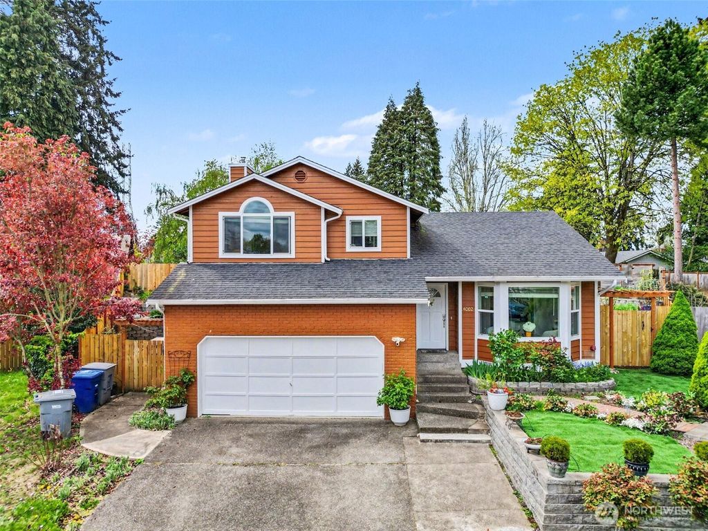 Photo of 4002 NE 7th Court, Renton, WA 98056 (MLS # 2512189)