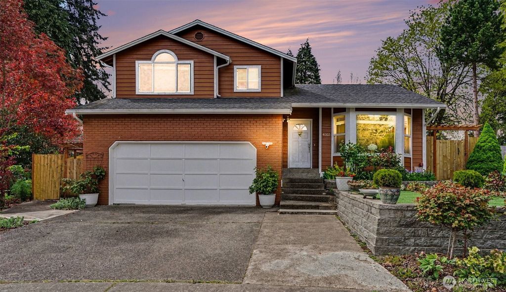 Photo of 4002 NE 7th Court, Renton, WA 98056 (MLS # 2512189)