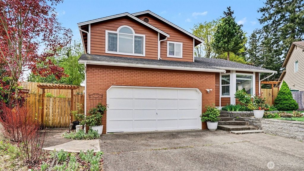 Photo of 4002 NE 7th Court, Renton, WA 98056 (MLS # 2512189)