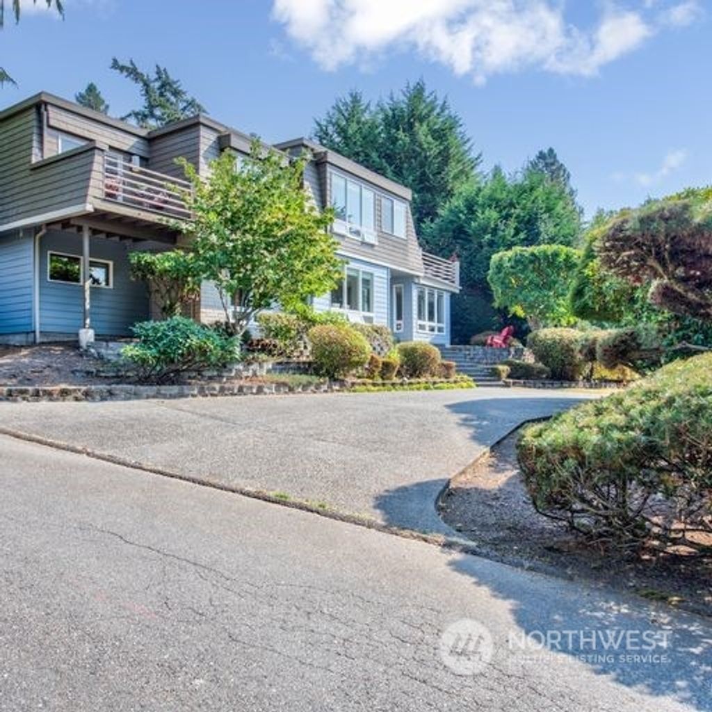 Photo of 1315 7th Street W, Kirkland, WA 98033 (MLS # 1996744)