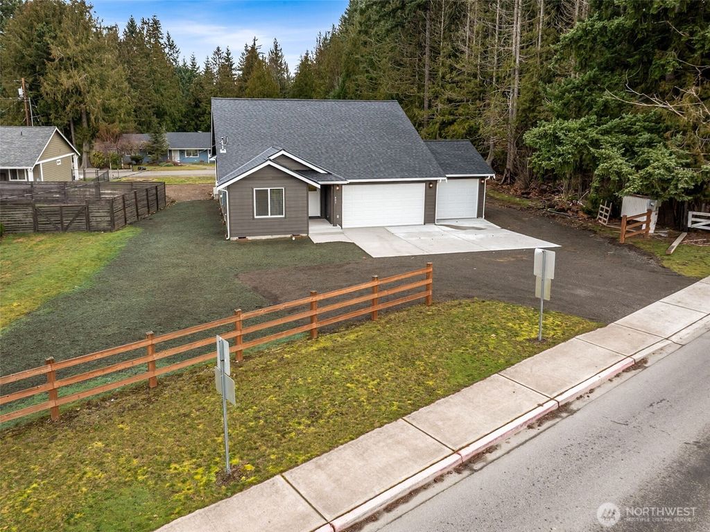 Photo of 401 Pershing Avenue, Carbonado, WA 98323 (MLS # 2479921)