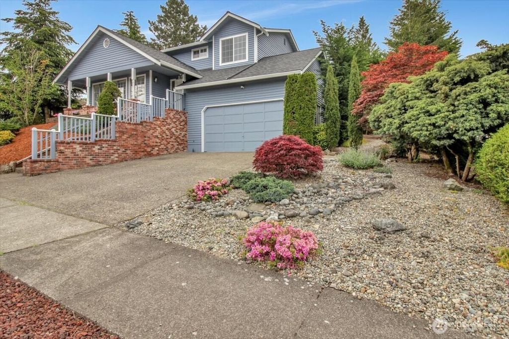 Photo of 2711 NE 4th Court, Renton, WA 98056 (MLS # 2375125)